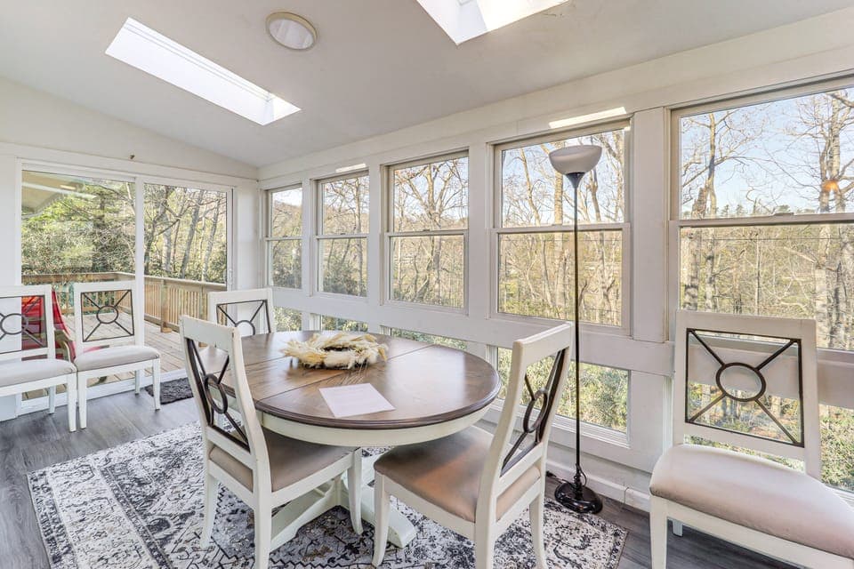 ‘Mountain Golf’ Family Home w/ Deck in Spruce Pine House in Mitchell County
