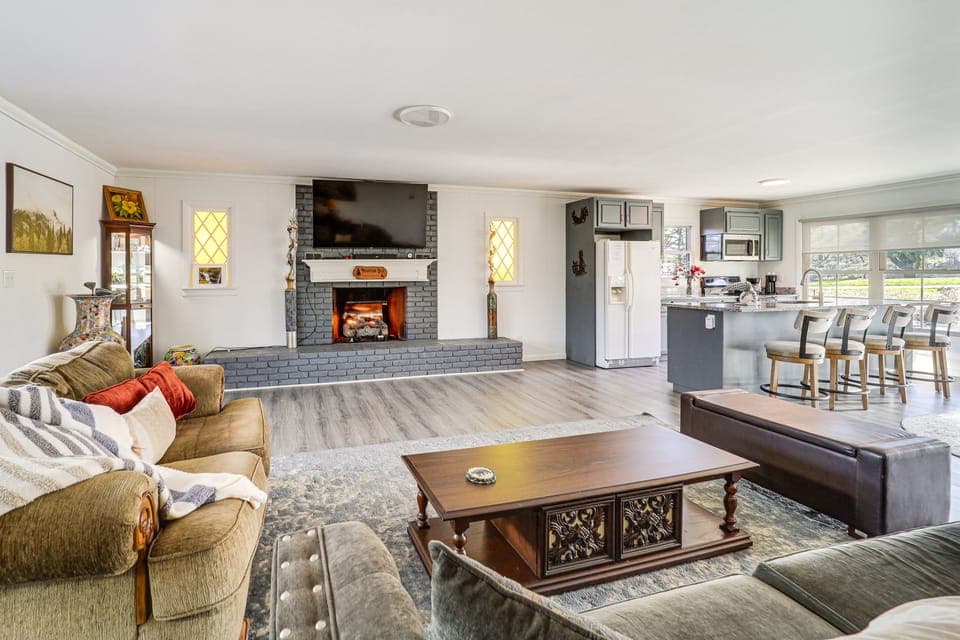 ‘Mountain Golf’ Family Home w/ Deck in Spruce Pine House in Mitchell County