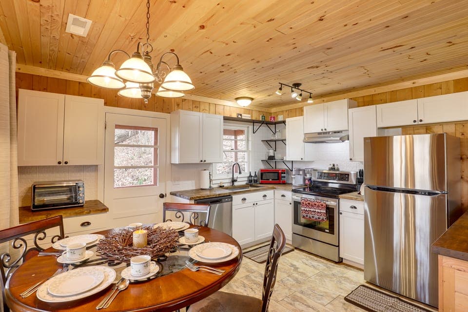 Quiet Family Cabin in Balsam: Hike, Ski, Explore House in Tennessee