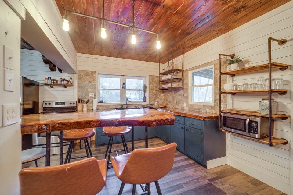 Rural Outdoor Oasis! Edgemont Cabin w/ Fire Pit House in Caldwell
