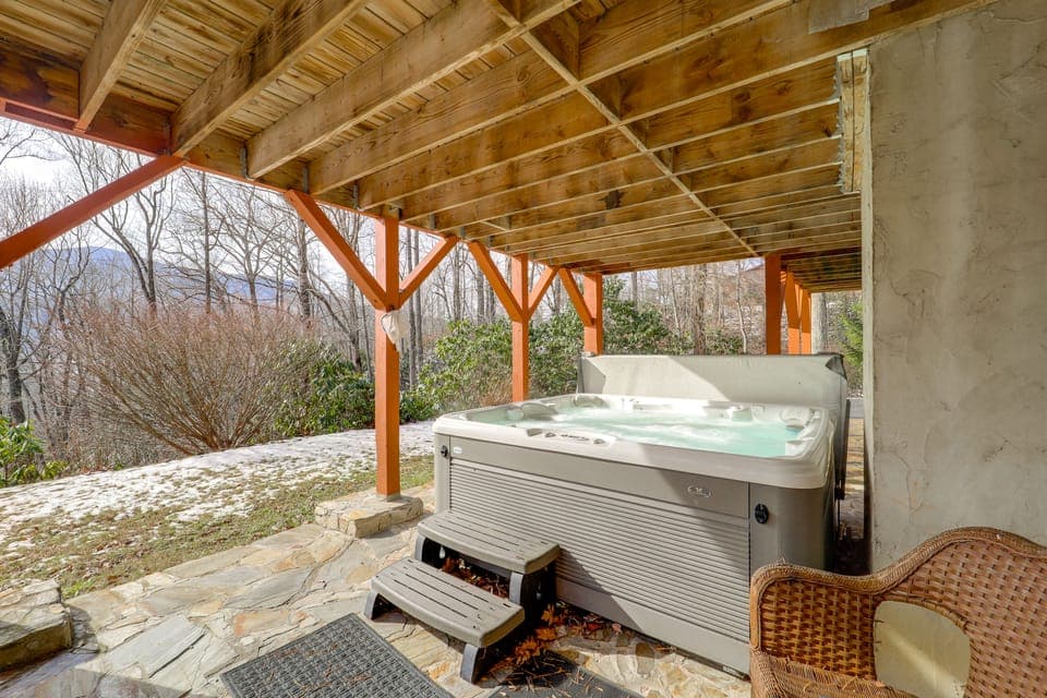 Mtn-View Deck, Game Room! Spacious Elk Park Lodge House in Tennessee