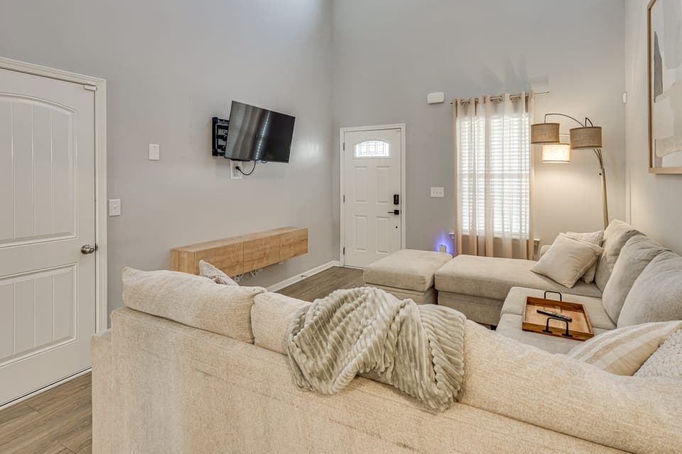 Quiet & Comfy Spring Hill Townhome w/ WFH Setup Apartment in Columbia