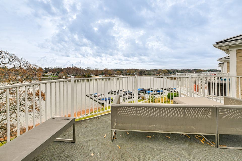 Condo w/ Deck: Waterfront Lake Norman Retreat! Apartment in Mooresville