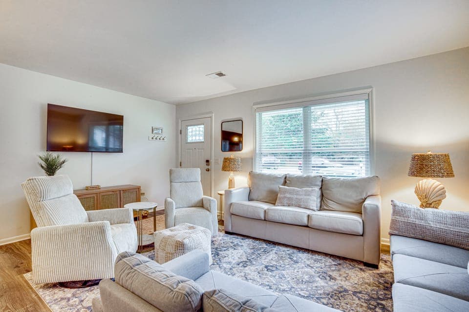 Relax Fireside: Family Home 6 Mi to Dtwn Beaufort! House in Beaufort