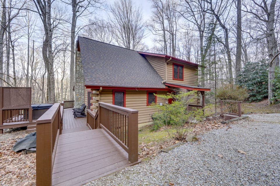 Creek On-Site! Cabin 7 Mi to Cataloochee Ski Area House in Ivy Hill