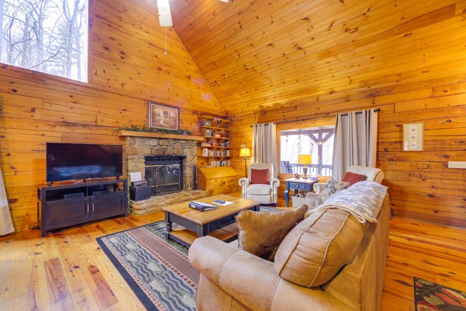 Creek On-Site! Cabin 7 Mi to Cataloochee Ski Area House in Ivy Hill
