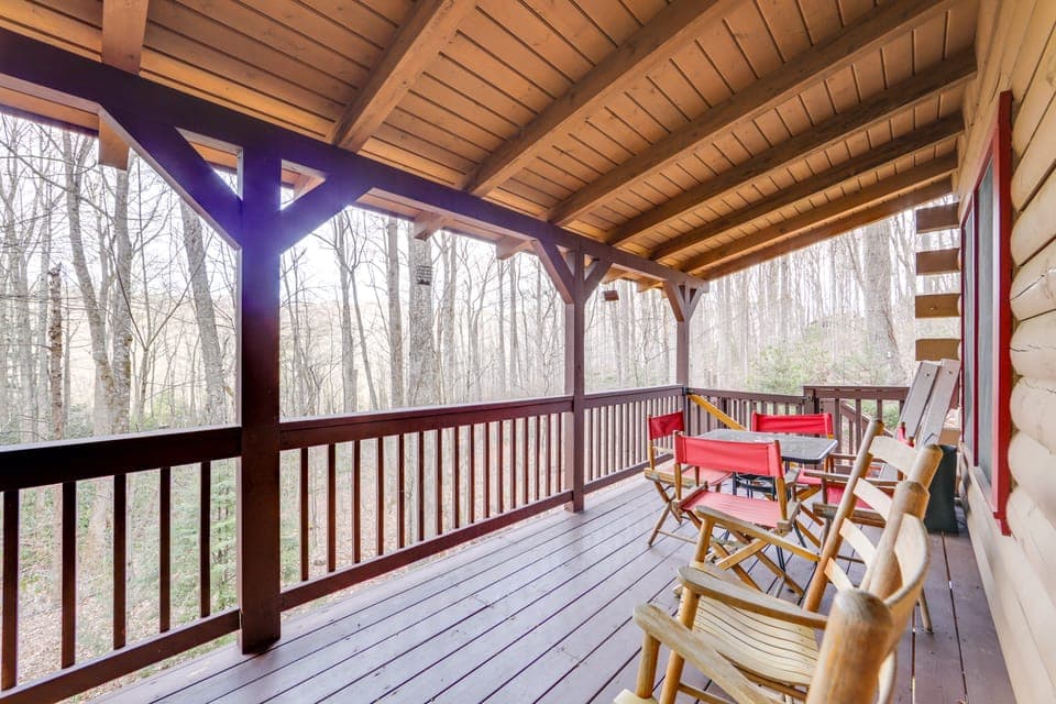 Creek On-Site! Cabin 7 Mi to Cataloochee Ski Area House in Ivy Hill