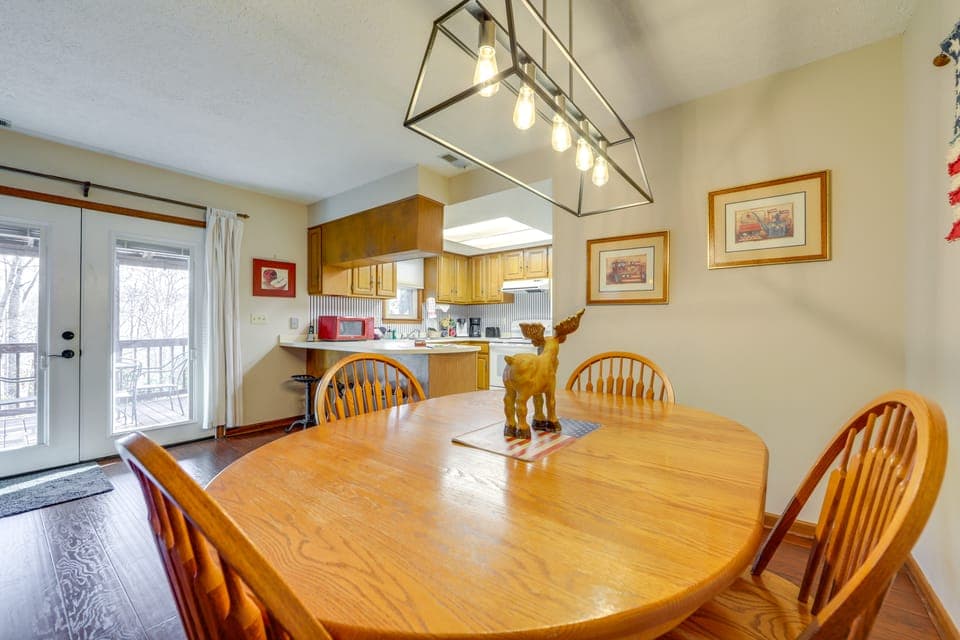 Hot Tub, Fire Pit + Views: Maggie Valley Getaway! Apartment in Maggie Valley