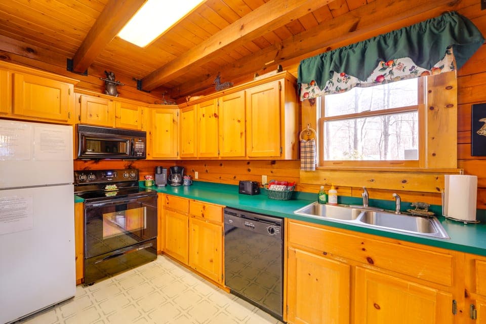 Family Log Cabin w/ Mtn Views, 2 Mi to Tube World! House in Maggie Valley