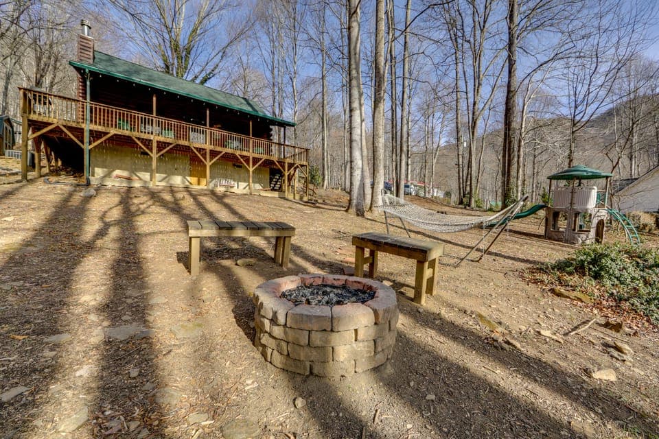 Family Log Cabin w/ Mtn Views, 2 Mi to Tube World! House in Maggie Valley