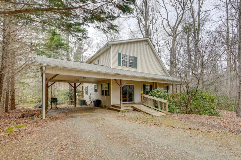 Play & Unwind! Home w/ Hot Tub in Maggie Valley House in Maggie Valley