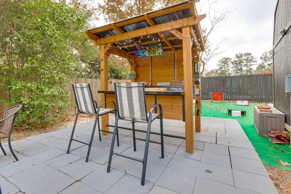 Pool, Hot Tub & Backyard Fun! Savannah Retreat House in Port Wentworth
