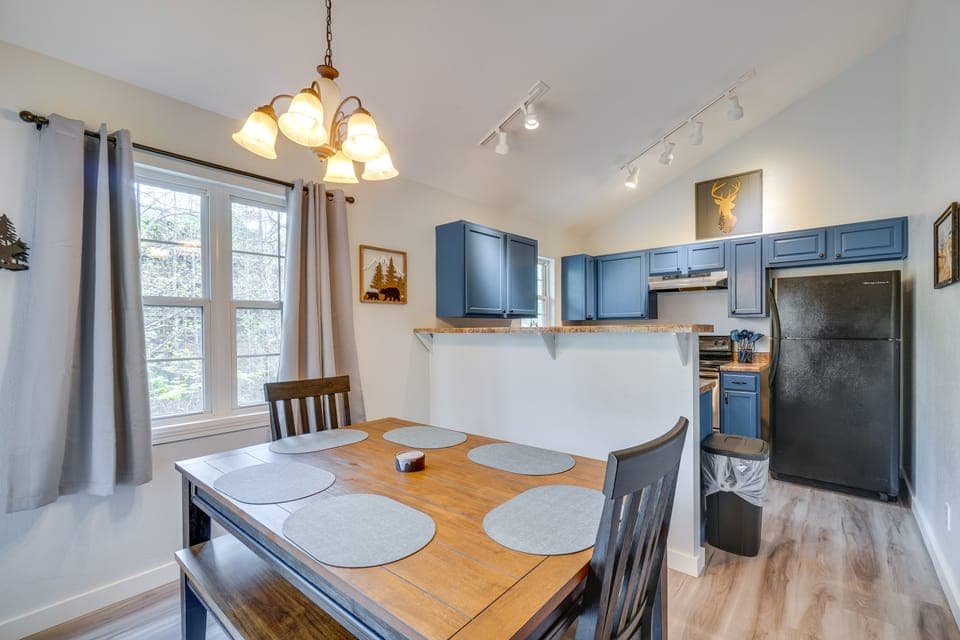 Newly Remodeled Gatlinburg Stay w/ Deck & Hot Tub Apartment in Gatlinburg