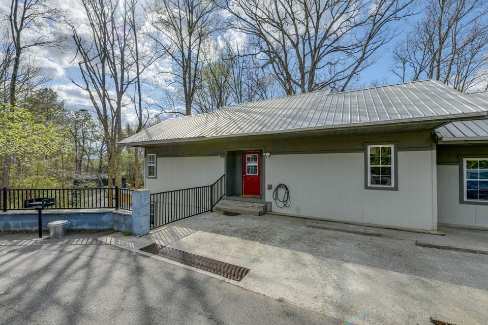 Hot Tub & Pet-Friendly! Gatlinburg Retreat Apartment in Gatlinburg