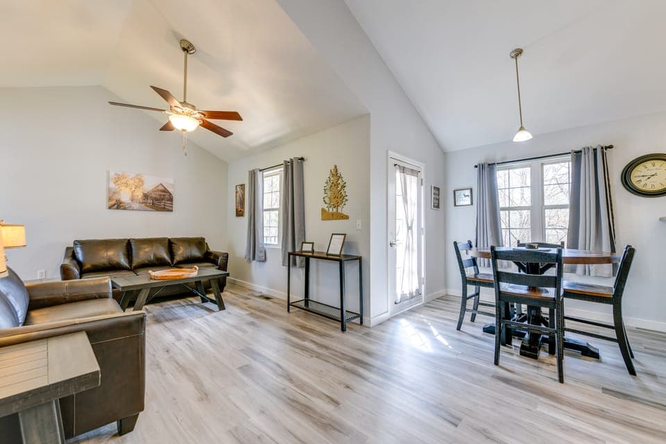 Pet Friendly! Remodeled w/ Hot Tub & Bonus Room Apartment in Gatlinburg