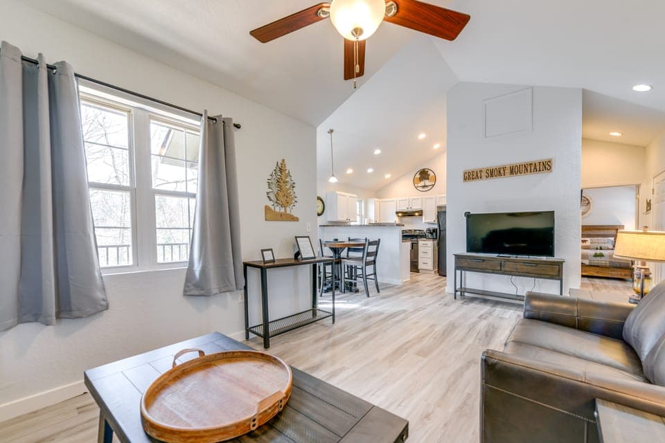 Pet Friendly! Remodeled w/ Hot Tub & Bonus Room Apartment in Gatlinburg