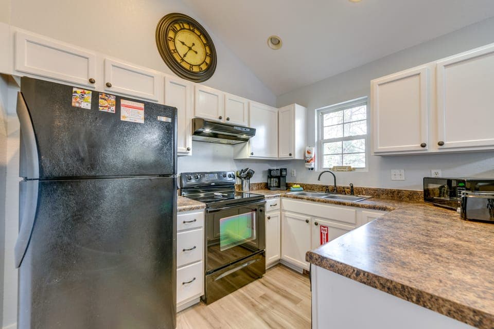 Pet Friendly w/ Hot Tub & Newly Remodeled Apartment in Gatlinburg