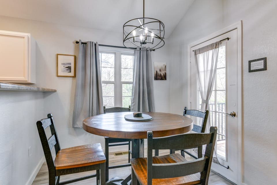 Pet Friendly w/ Hot Tub & Newly Remodeled Apartment in Gatlinburg