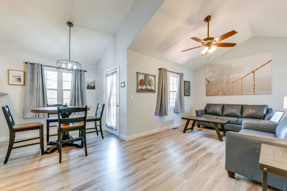 Pet Friendly w/ Hot Tub & Newly Remodeled Apartment in Gatlinburg