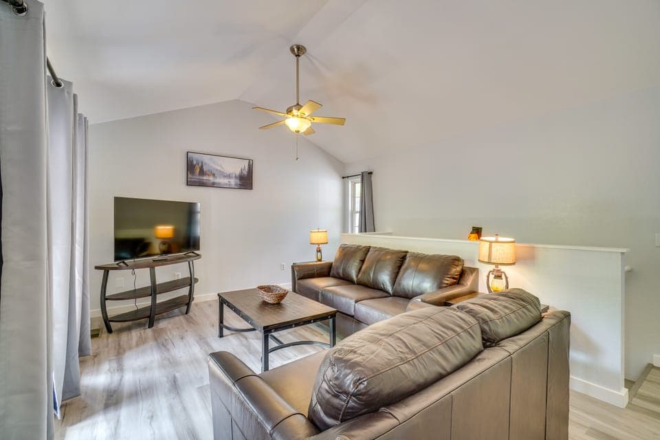 NEW! Gatlinburg Lodge w/ Bonus Room & Hot Tub Apartment in Gatlinburg