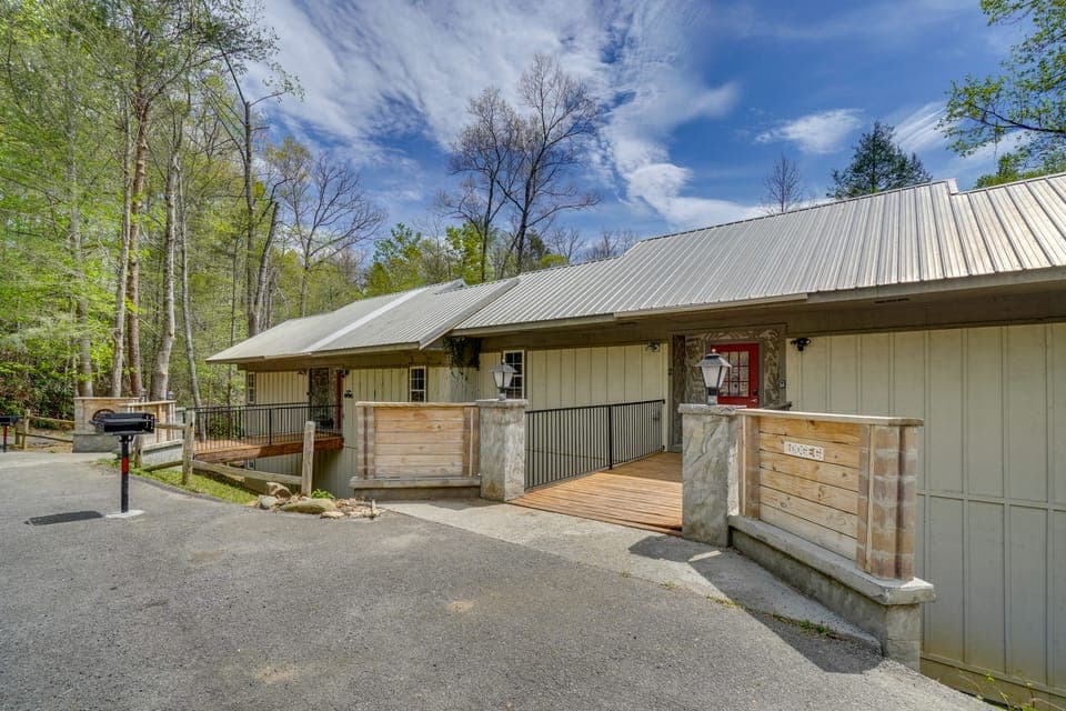 NEW! Gatlinburg Lodge w/ Bonus Room & Hot Tub Apartment in Gatlinburg
