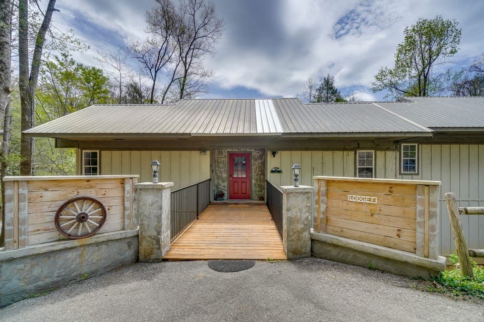 Hike & Explore in Gatlinburg! Hot Tub & Bonus Room Apartment in Gatlinburg
