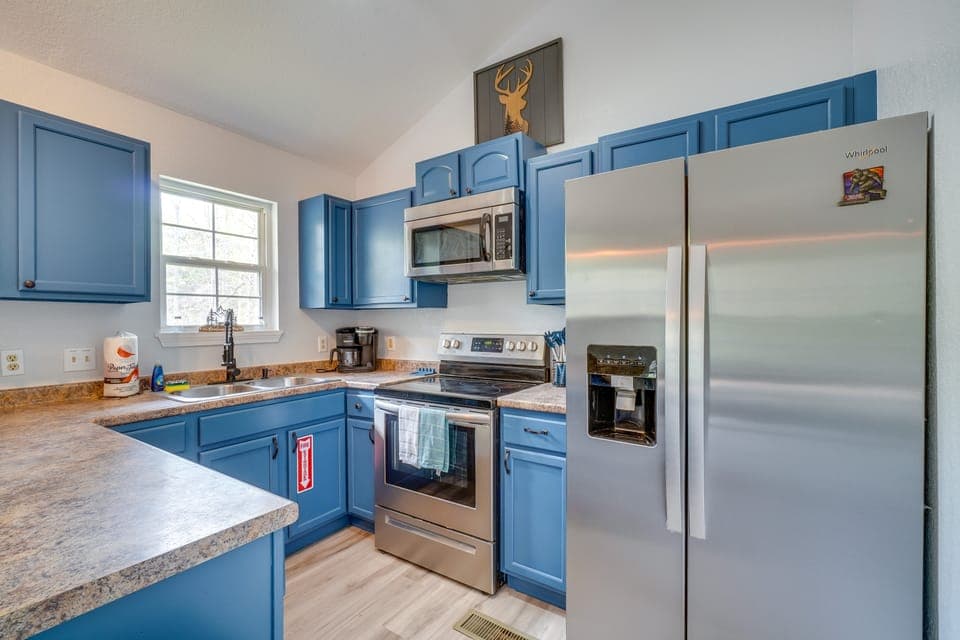 Hike & Explore in Gatlinburg! Hot Tub & Bonus Room Apartment in Gatlinburg