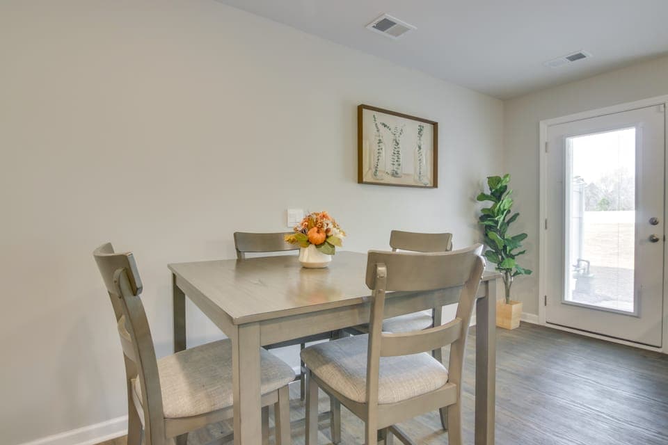 Near Base & Shopping: Modern Sumter Townhome! Apartment in Sumter