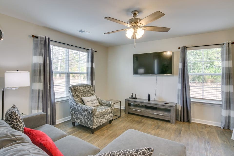 Near Base & Shopping: Modern Sumter Townhome! Apartment in Sumter