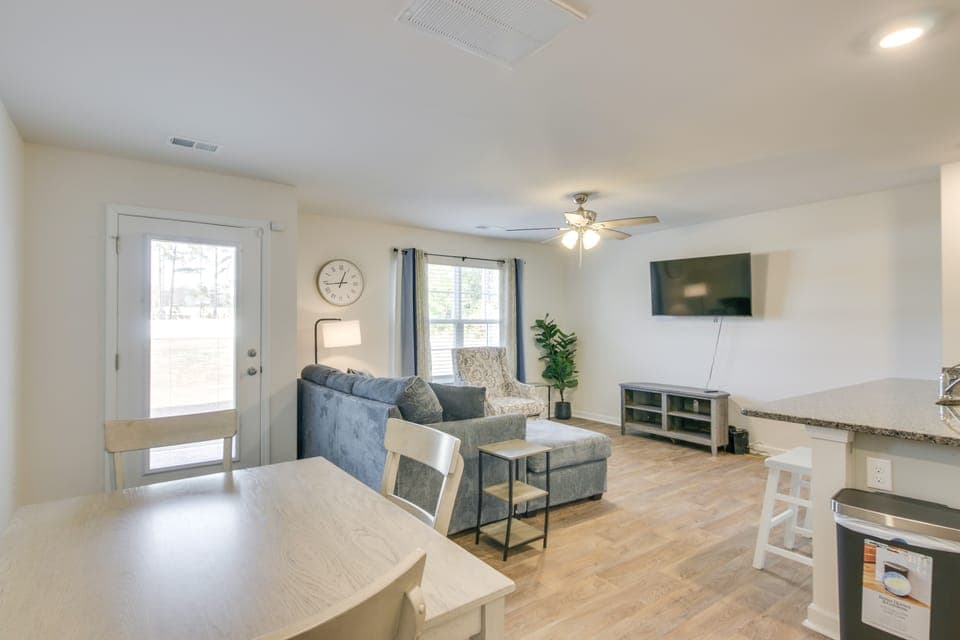 9 Mi to Shawn AFB! Family Townhome Near Dining Apartment in Sumter