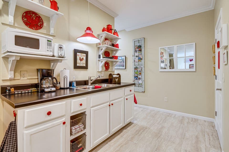 Walk to Main Street: Saluda Escape w/ Garden Patio Apartment in Saluda