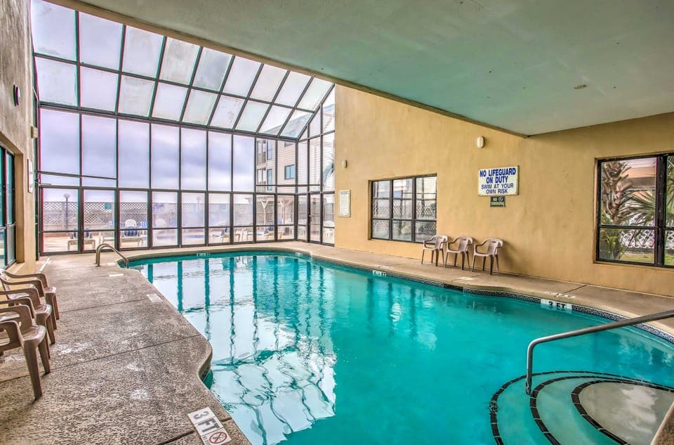Beach, Pool & Ocean View! North Myrtle Beach Condo Apartment in Crescent Beach