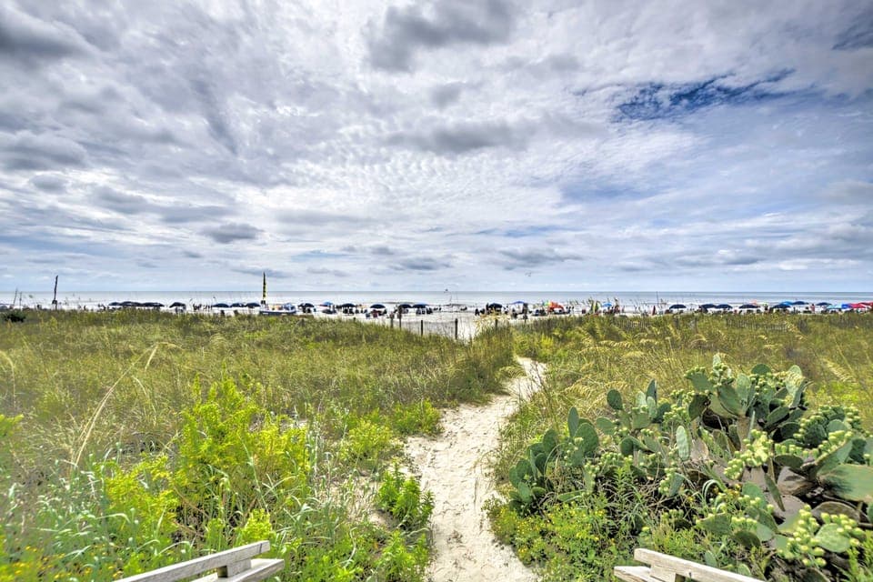 Beach, Pool & Ocean View! North Myrtle Beach Condo Apartment in Crescent Beach