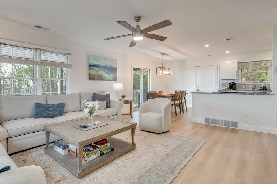 Mtn-View Deck! Modern Retreat Near Jump Off Rock House in Laurel Park
