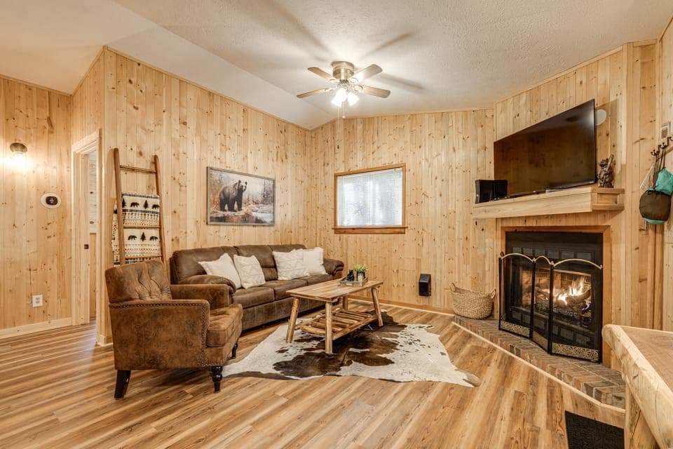 5 Mi to Helen: Woodsy Oasis w/ Hot Tub & Fire Pit! House in White County