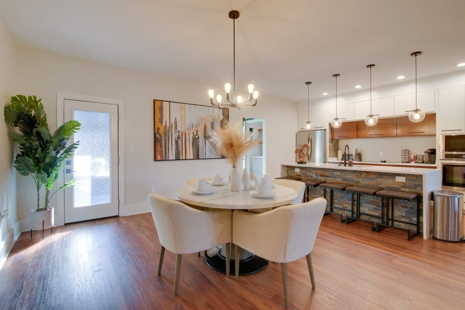 Walk to FedEx Forum! Luxe Townhome w/ Rooftop Deck Apartment in Memphis
