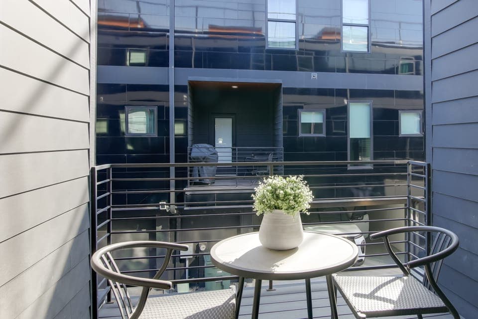 Walk to FedEx Forum! Luxe Townhome w/ Rooftop Deck Apartment in Memphis