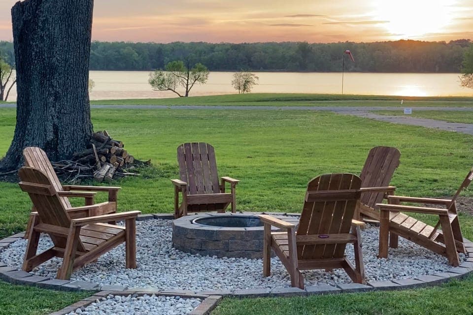 Steps to Shore: Group Getaway on Kentucky Lake! House in Lake Barkley