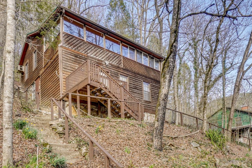Private Hot Tub! Hillside Smokies Base Camp House in Great Smoky Mountains