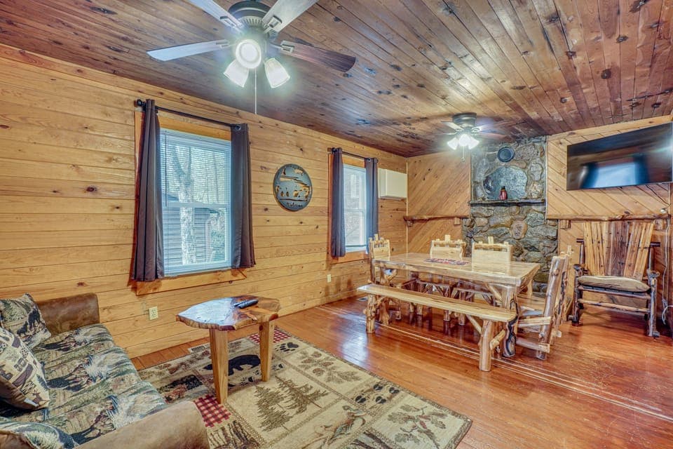 Private Hot Tub! Hillside Smokies Base Camp House in Great Smoky Mountains