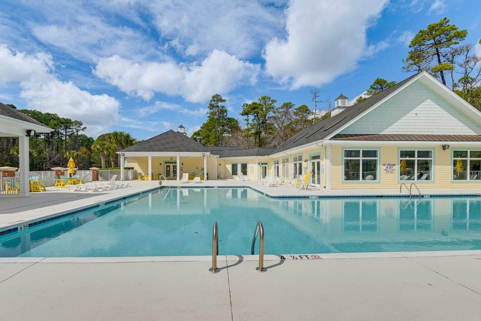 1 Mi to Beach! Sleek Golf & Pool Retreat Apartment in Garden City