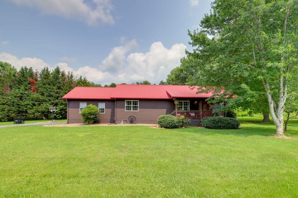 Expansive Smoky Mtn Retreat w/ Main & Guest Cabins House in Sevier County