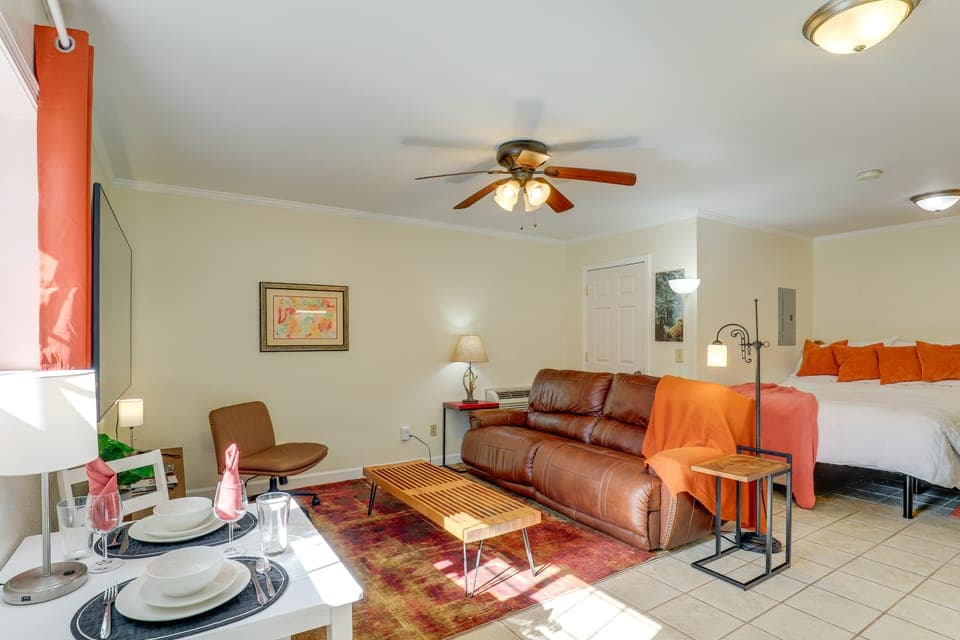 ‘The WCU Hideout’ Couples Retreat 1 Mi to Campus Apartment in Cullowhee