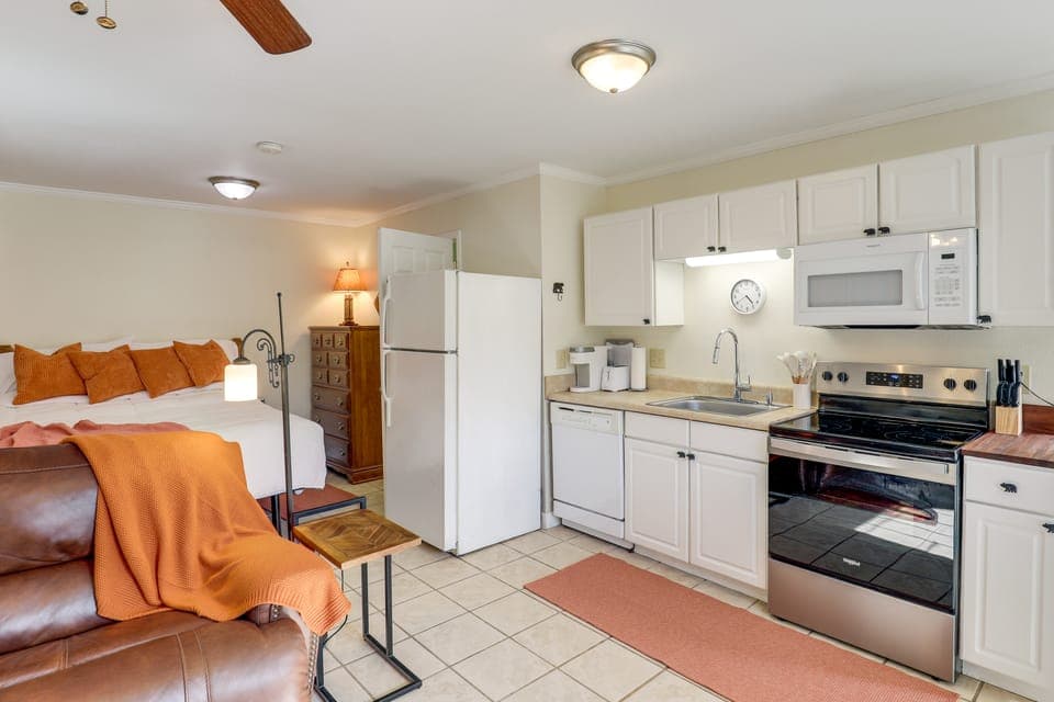 ‘The WCU Hideout’ Couples Retreat 1 Mi to Campus Apartment in Cullowhee