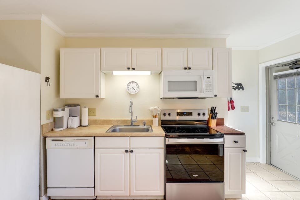 ‘The WCU Hideout’ Couples Retreat 1 Mi to Campus Apartment in Cullowhee