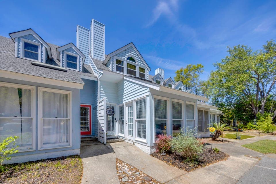 Walk to Eats & Drinks! Stylish Murrells Inlet Stay Apartment in Murrells Inlet