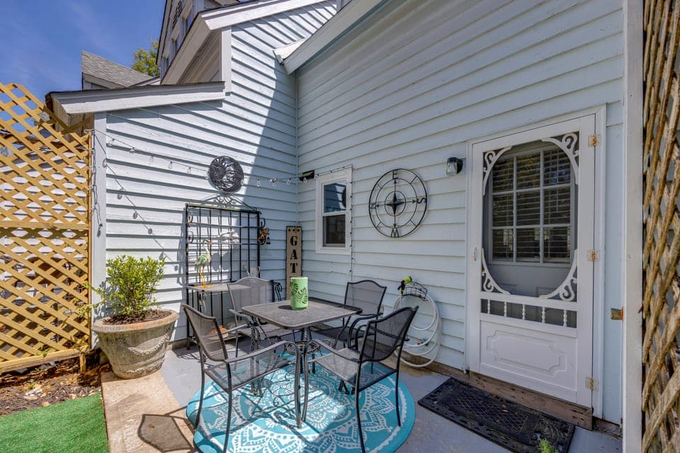 Walk to Eats & Drinks! Stylish Murrells Inlet Stay Apartment in Murrells Inlet