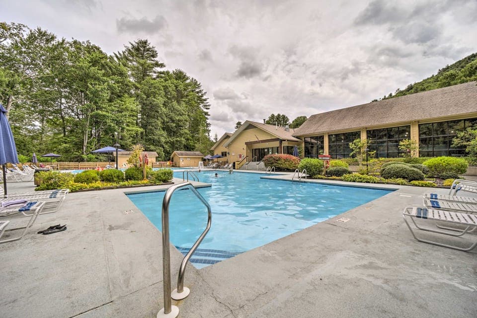 5 Mi to 9-Hole Golf! Creekside Sapphire Escape House in Tennessee