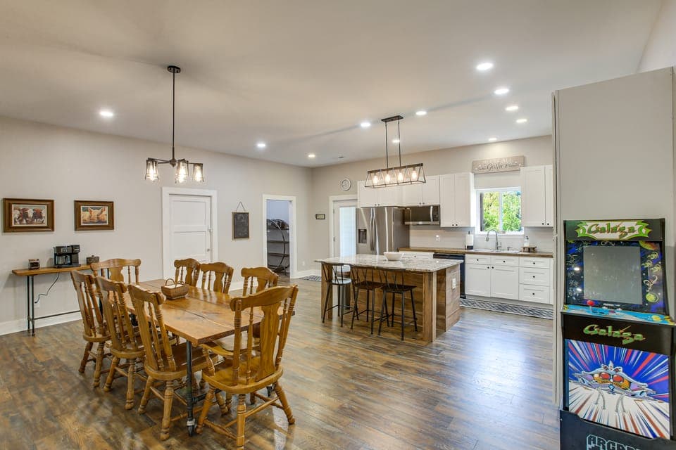 Sunset Soaks & Family Fun: Rural Tennessee Retreat House in Tennessee