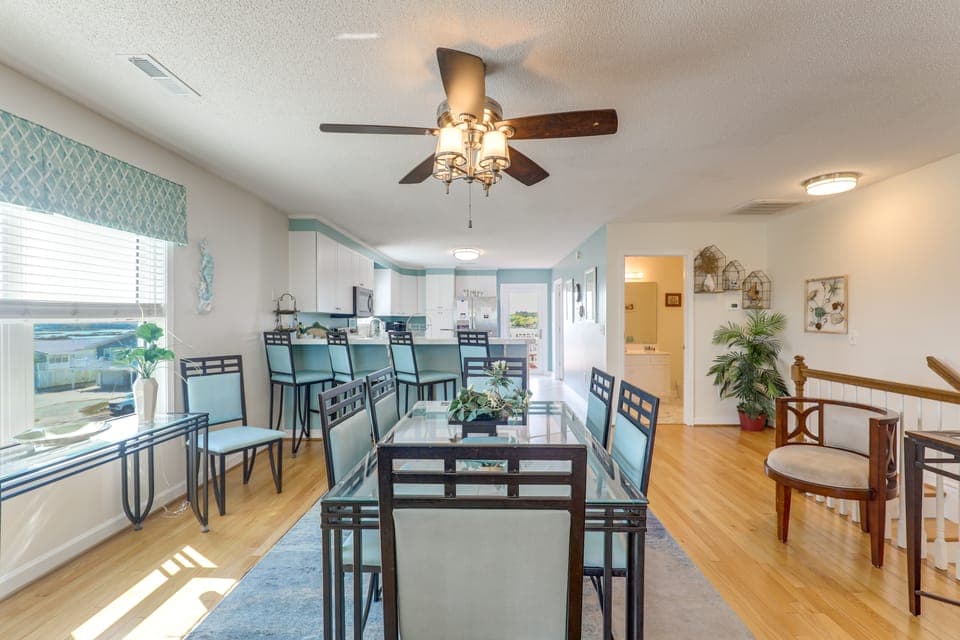 Walk to Garden City Pier & Beach! Group Getaway Apartment in Garden City